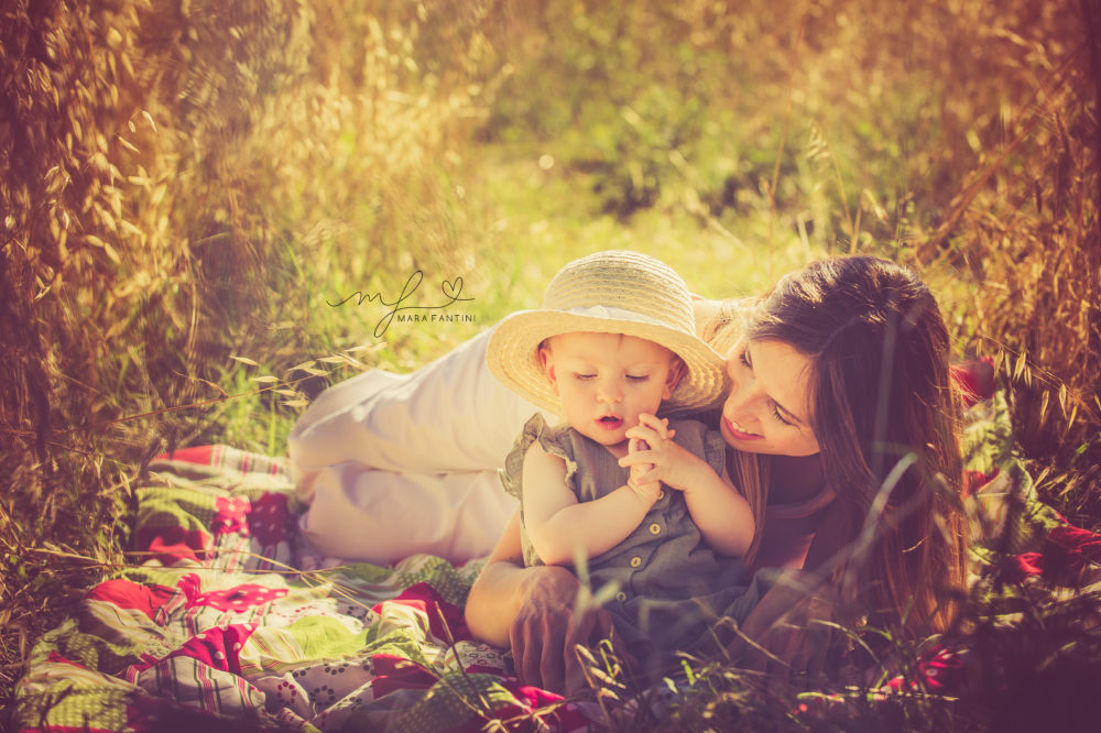 Servizio fotografico bambini e genitori in parco verde a Roma