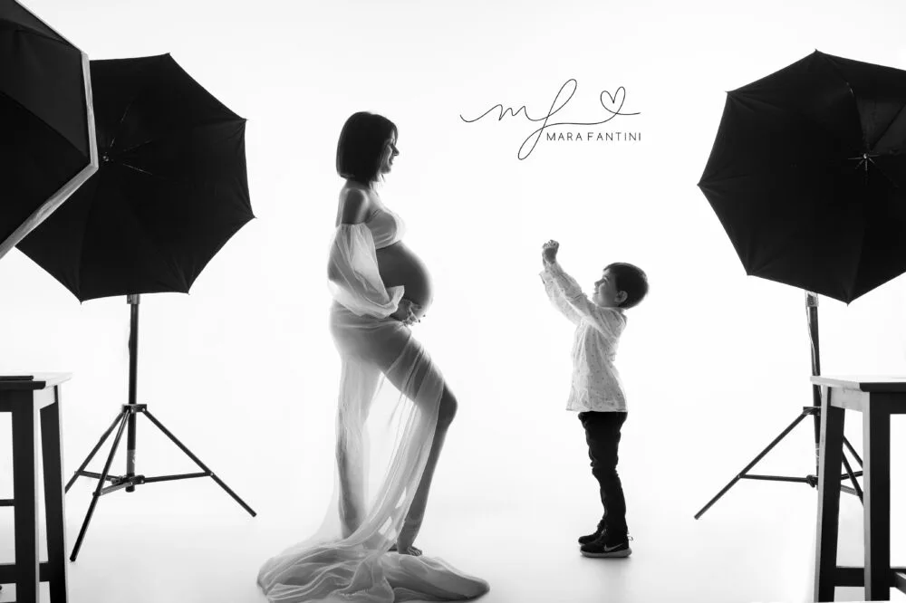 Sagoma di mamma incinta e bambino in studio fotografico con luci professionali — servizio fotografico gravidanza Roma, Mara Fantini