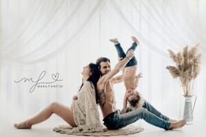 Servizio fotografico di famiglia a Roma - genitori e bambini in un momento giocoso, momenti veri - Mara Fantini