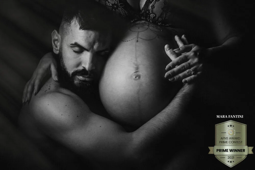 Futuro papà abbraccia il pancione della compagna in gravidanza — ritratto in bianco e nero, servizio fotografico gravidanza Roma, Mara Fantini"