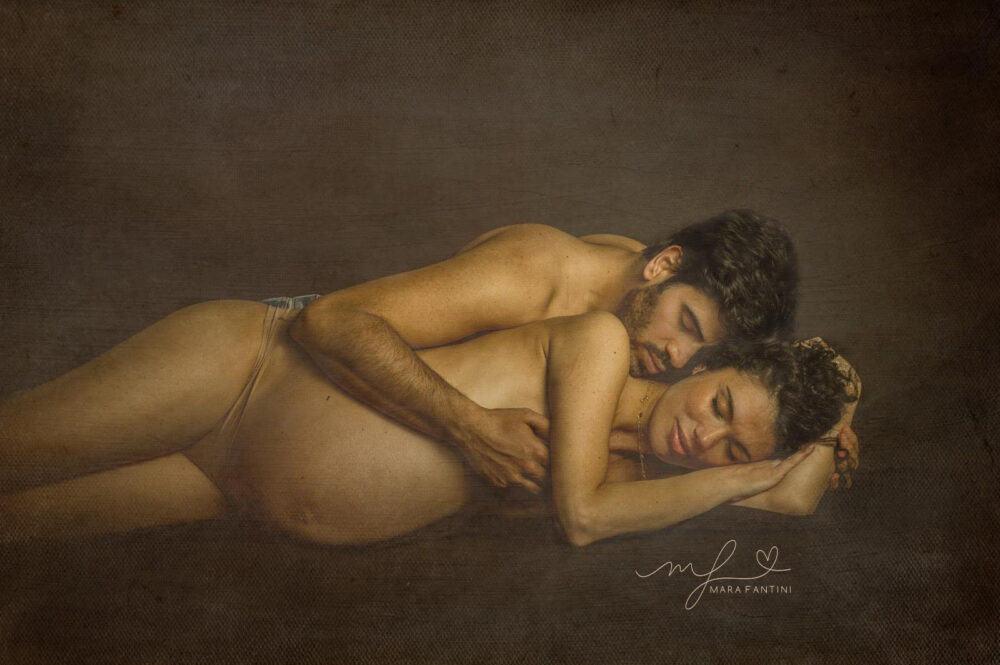Ritratto gravidanza fine art in stile Caravaggio,vermeer chiaroscuro drammatico su sfondo scuro, fotografia artistica professionale Mara Fantini.