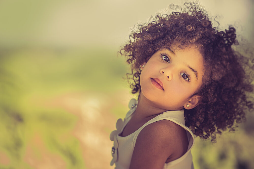 Servizio fotografico bambini e genitori in parco verde a Roma