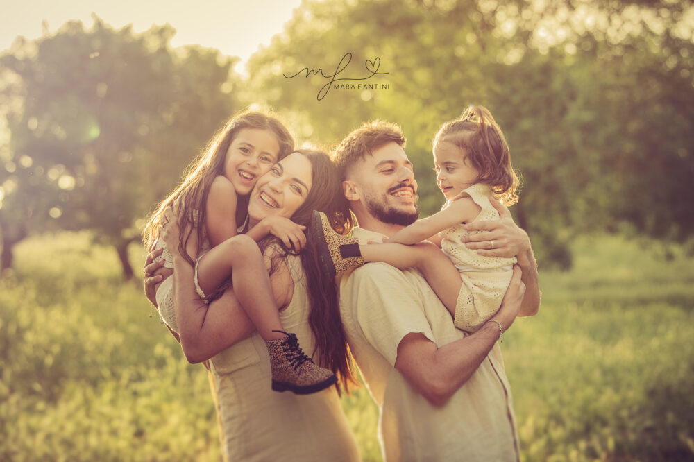 Foto di famiglia tra i fiori in un parco a Roma — fotografa Mara Fantini -