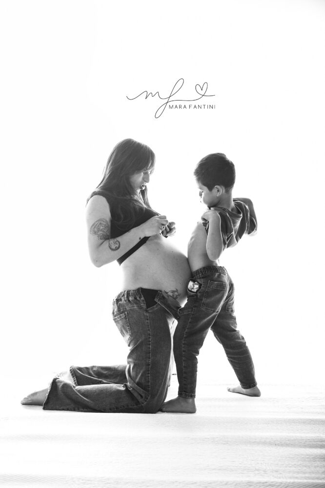 Foto gravidanza Roma con fratellino — mamma e bambino in bianco e nero studio Mara Fantini