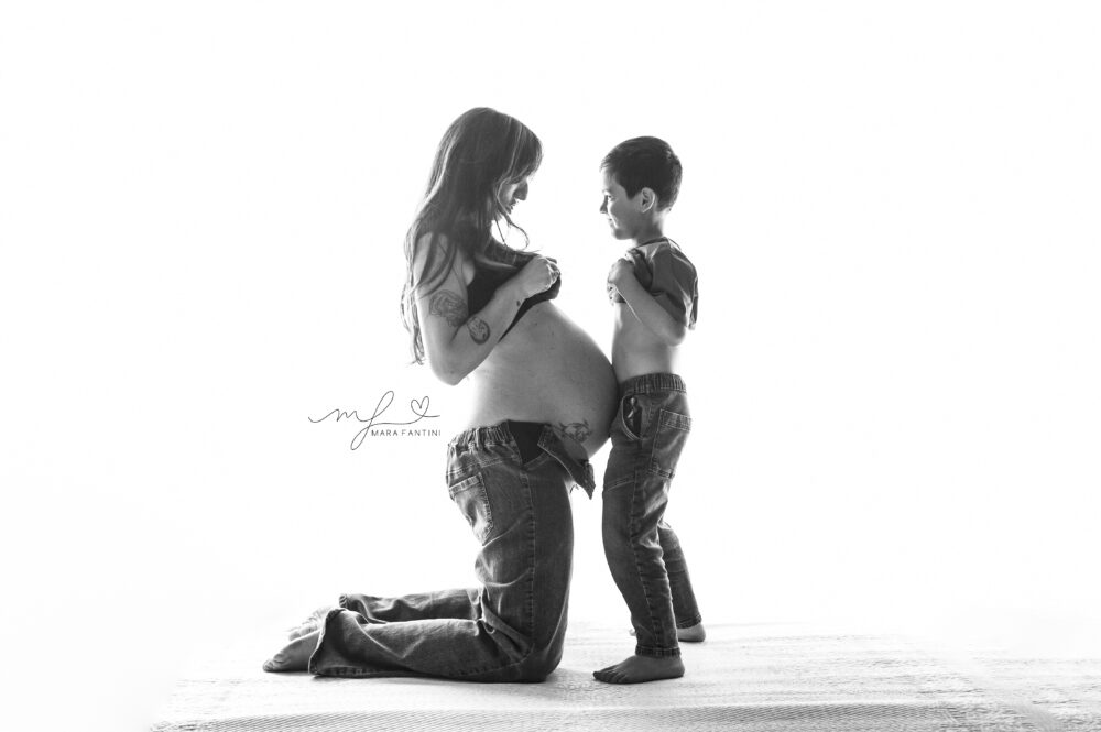 Servizio fotografico gravidanza Roma — mamma e figlio maggiore pancione bianco e nero