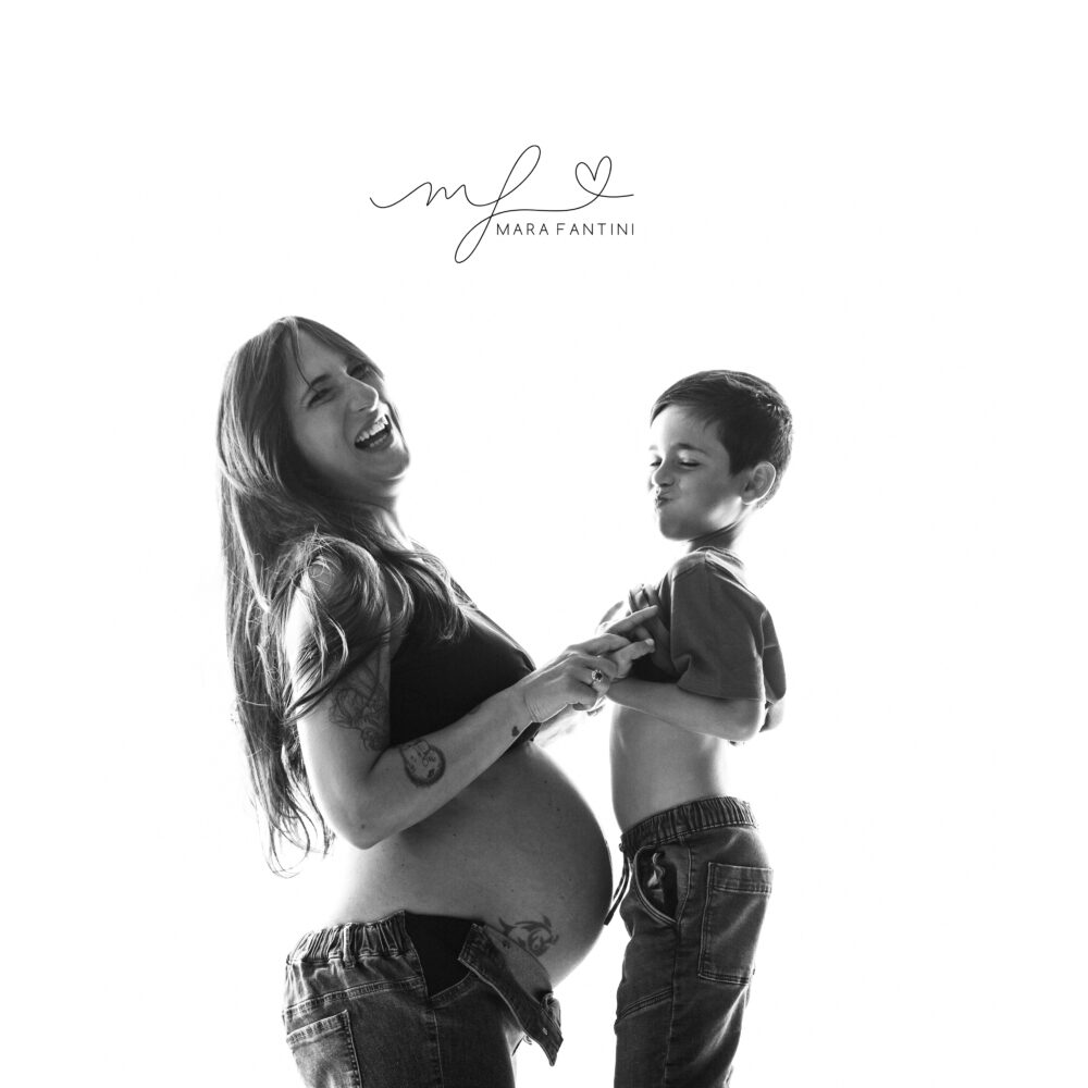 Fotografa gravidanza Roma — ritratto maternity con fratellino sorriso naturale Mara Fantini