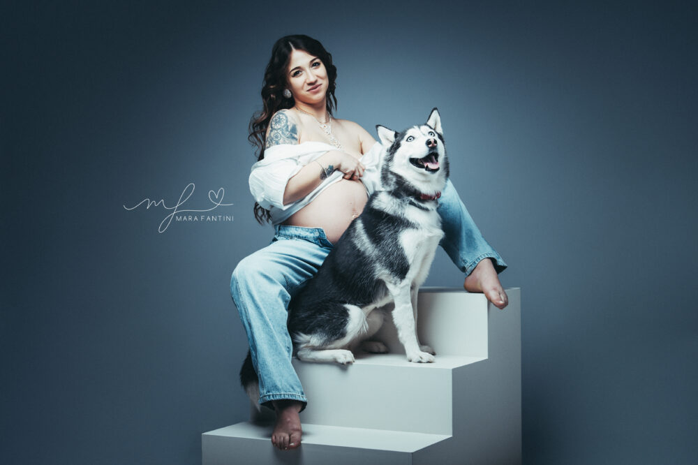 Futura mamma con cane in studio fotografico Roma — servizio maternity
