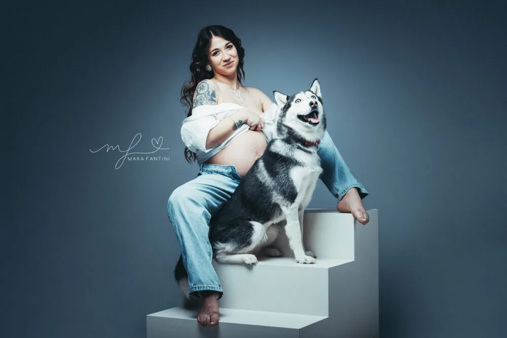 Futura mamma con cane in studio fotografico Roma — servizio maternity