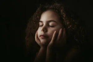Primo piano di una bambina durante un servizio fotografico di famiglia a Roma