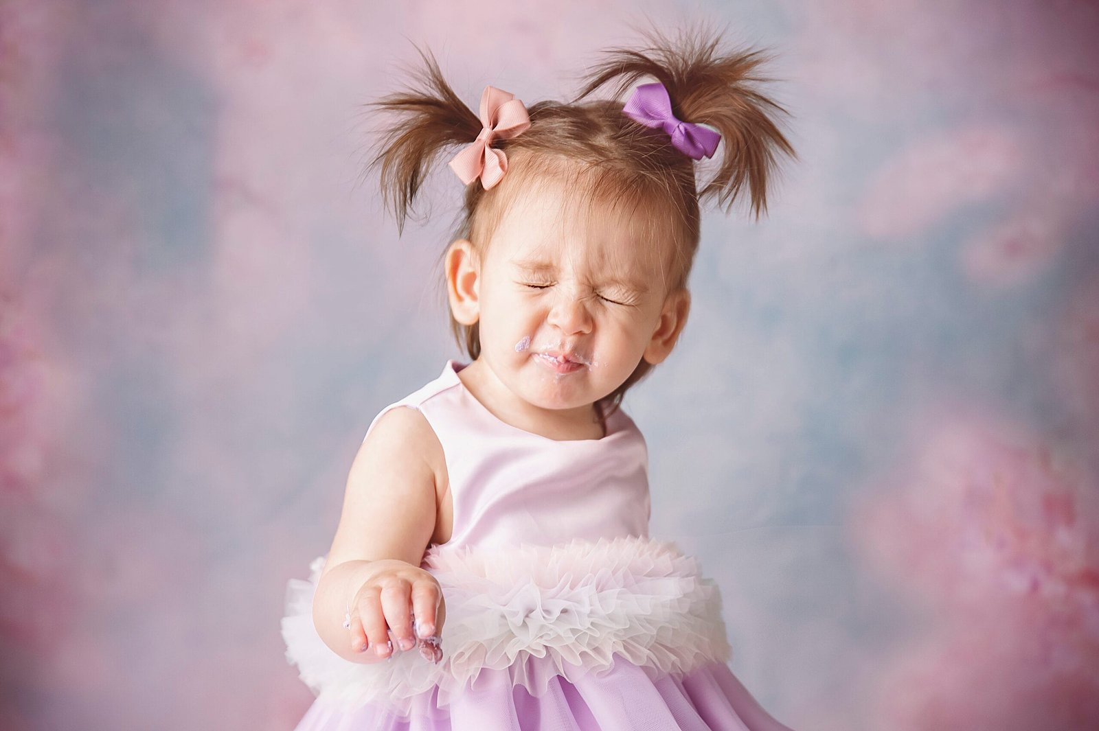 Smash cake Roma - ritratto bambina con codini 2 Bambina con codini e vestito di tulle rosa, sguardo verso l'obiettivo, sfondo pastello - servizio fotografico smash cake a Roma - Mara Fantini