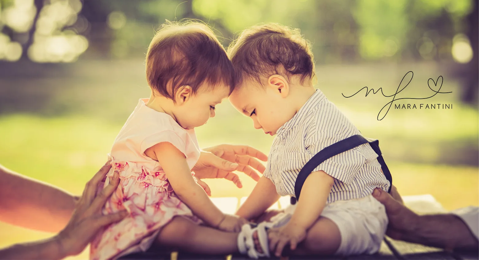Due bambini fronte a fronte durante un servizio fotografico di famiglia all'aperto a Roma, momento naturale e spontaneo